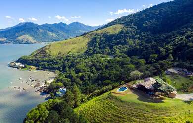 Imagem: A casa possui 3 Dormitórios, 5 Banheiros, 2 Vagas na garagem