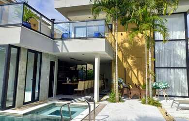 Imagem: A casa em condomínio possui 5 Dormitórios, 5 Banheiros, 4