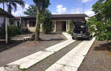 Imagem: A casa possui 4 Dormitórios, 2 Banheiros, 2 Vagas na garagem
