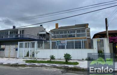 Imagem: A casa possui 4 Dormitórios, 2 Banheiros, 4 Vagas na garagem