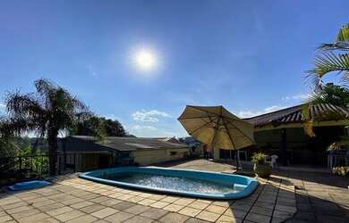 Imagem: A casa possui 4 Dormitórios, 4 Banheiros, 4 Vagas na garagem