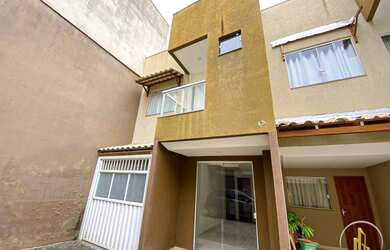 Imagem: A casa possui 2 Dormitórios, 3 Banheiros, 1 Vaga na garagem