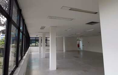 Imagem: O depósito possui 5 Vagas na garagem, 1.308m² de Área e