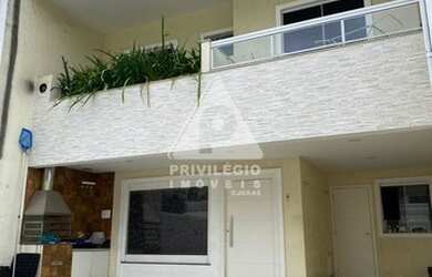 Imagem: A casa possui 4 Dormitórios, 5 Banheiros, 2 Vagas na garagem