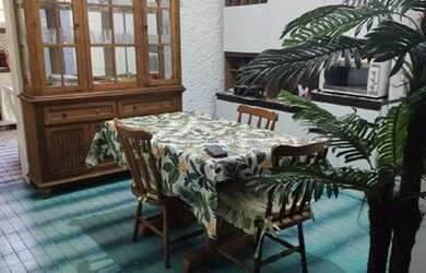 Imagem: A casa possui 4 Dormitórios, 2 Banheiros, 3 Vagas na garagem