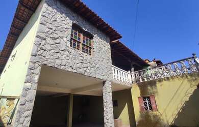 Imagem: A casa possui 3 Dormitórios, 2 Banheiros, 4 Vagas na garagem