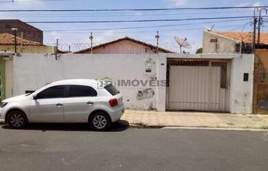 Imagem: A casa possui 3 Dormitórios, 1 Banheiro, 2 Vagas na garagem