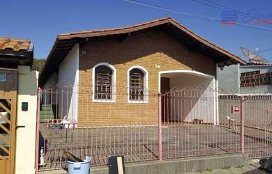 Imagem: A casa possui 3 Dormitórios, 1 Banheiro, 3 Vagas na garagem