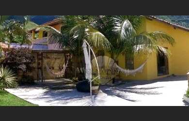 Imagem: A casa possui 3 Dormitórios, 1 Banheiro, 2 Vagas na garagem