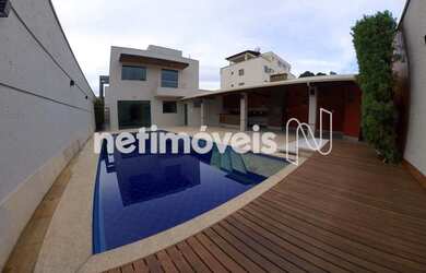 Imagem: A casa possui 3 Dormitórios, 3 Banheiros, 4 Vagas na garagem