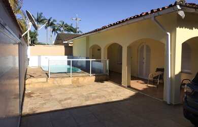 Imagem: A casa possui 3 Dormitórios, 5 Banheiros, 4 Vagas na garagem