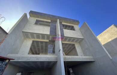 Imagem: A casa possui 3 Dormitórios, 2 Banheiros, 2 Vagas na garagem