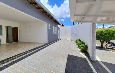 Imagem: A casa à venda possui 3 Dormitórios, 3 Banheiros, 5 Vagas