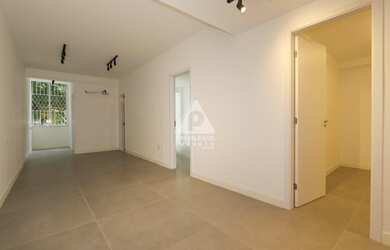 Imagem: O apartamento possui 3 Dormitórios, 1 Banheiro, 1 Vaga na garagem