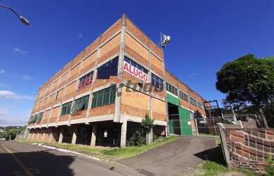 Imagem: O depósito possui 4 Vagas na garagem, 2628m² de Área e Imóvel