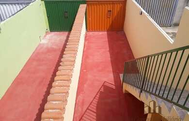 Imagem: A casa possui 3 Dormitórios, 1 Banheiro, 2 Vagas na garagem