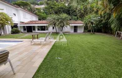 Imagem: A casa possui 4 Dormitórios, 5 Banheiros, 683m² de Área e