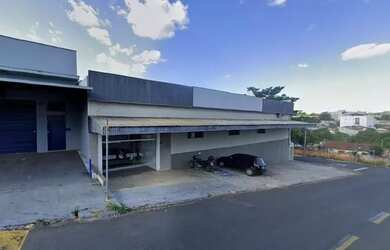 Imagem: O depósito possui 5 Vagas na garagem e 620m² de Área e está