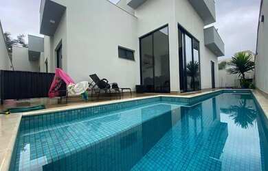 Imagem: A casa em condomínio possui 3 Dormitórios, 1 Banheiro, 4 Vagas