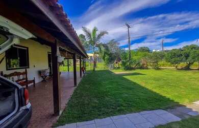 Imagem: A casa possui 4 Dormitórios, 2 Banheiros, 4 Vagas na garagem