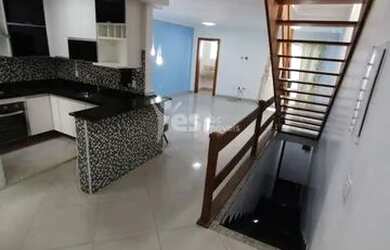 Imagem: A casa possui 3 Dormitórios, 3 Banheiros, 4 Vagas na garagem