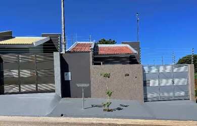 Imagem: A casa possui 3 Dormitórios, 1 Banheiro, 2 Vagas na garagem