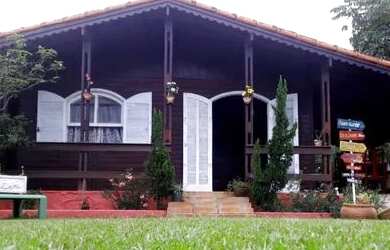 Imagem: A casa possui 3 Dormitórios, 2 Banheiros, 4 Vagas na garagem