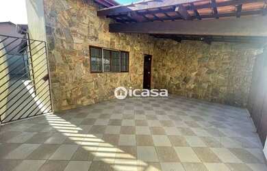 Imagem: A casa possui 3 Dormitórios, 2 Banheiros, 2 Vagas na garagem