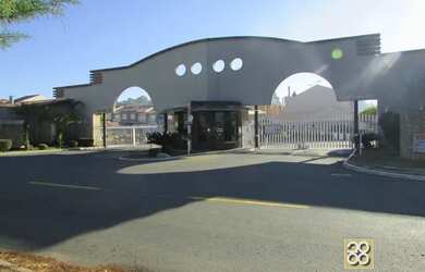 Imagem: A casa possui 3 Dormitórios, 1 Banheiro, 1 Vaga na garagem