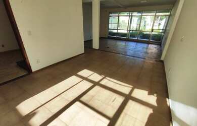 Imagem: A casa possui 4 Dormitórios, 4 Banheiros, 4 Vagas na garagem