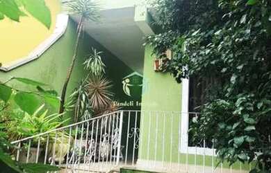 Imagem: A casa possui 3 Dormitórios, 5 Banheiros, 4 Vagas na garagem