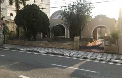 Imagem: A casa possui 3 Dormitórios, 2 Banheiros, 1 Vaga na garagem