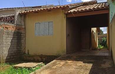 Imagem: A casa possui 2 Dormitórios, 2 Banheiros, 3 Vagas na garagem