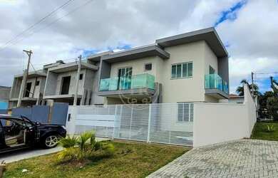 Imagem: A casa possui 3 Dormitórios, 2 Banheiros, 2 Vagas na garagem