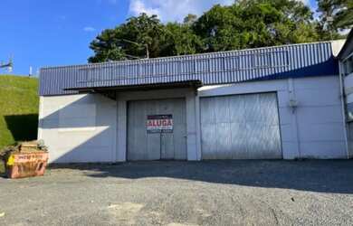 Imagem: O depósito possui 3 Vagas na garagem, 430m² de Área e está