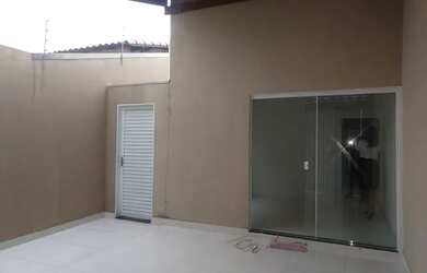 Imagem: A casa possui 3 Dormitórios, 1 Banheiro, 1 Vaga na garagem