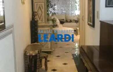 Imagem: A casa possui 3 Dormitórios, 5 Banheiros, 2 Vagas na garagem