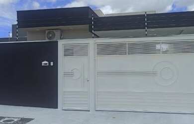 Imagem: A casa possui 2 Dormitórios, 2 Banheiros, 2 Vagas na garagem