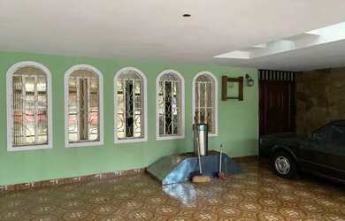 Imagem: A casa possui 4 Dormitórios, 3 Banheiros, 2 Vagas na garagem