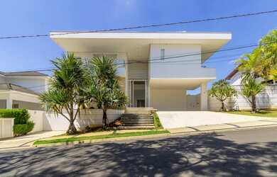 Imagem: A casa em condomínio possui 4 Dormitórios, 5 Banheiros, 5