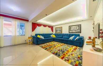 Imagem: A casa possui 4 Dormitórios, 2 Banheiros, 3 Vagas na garagem