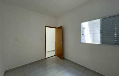 Imagem: A casa possui 2 Dormitórios, 1 Banheiro, 2 Vagas na garagem