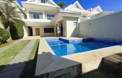 Imagem: A casa em condomínio possui 4 Dormitórios, 5 Banheiros, 3