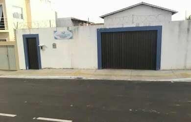 Imagem: A casa possui 2 Dormitórios, 3 Banheiros, 1 Vaga na garagem