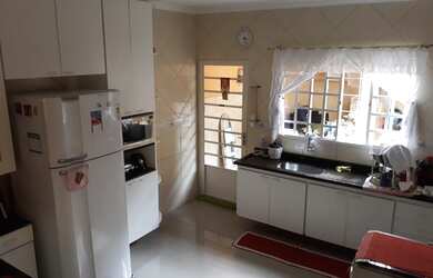 Imagem: A casa possui 3 Dormitórios, 2 Banheiros, 2 Vagas na garagem