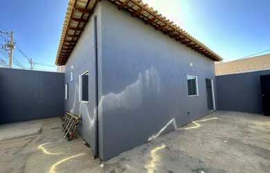 Imagem: A casa possui 3 Dormitórios, 1 Banheiro, 2 Vagas na garagem