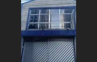 Imagem: A casa possui 4 Dormitórios, 2 Vagas na garagem, 350m² de