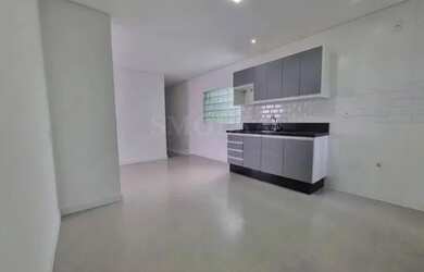 Imagem: A casa possui 2 Dormitórios, 2 Banheiros, 2 Vagas na garagem