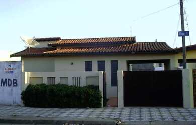 Imagem: A casa possui 3 Dormitórios, 1 Banheiro, 2 Vagas na garagem