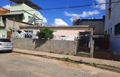 Imagem: A casa possui 2 Dormitórios, 1 Banheiro, 2 Vagas na garagem